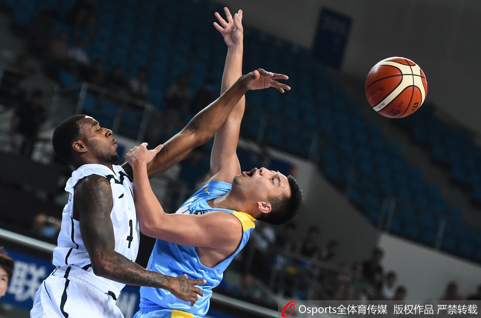 身高2米26的“印度姚明”布拉在新疆队内线群中高高跃起,轻松摘下篮板球,巨大的身高差让防守球员望尘莫及。