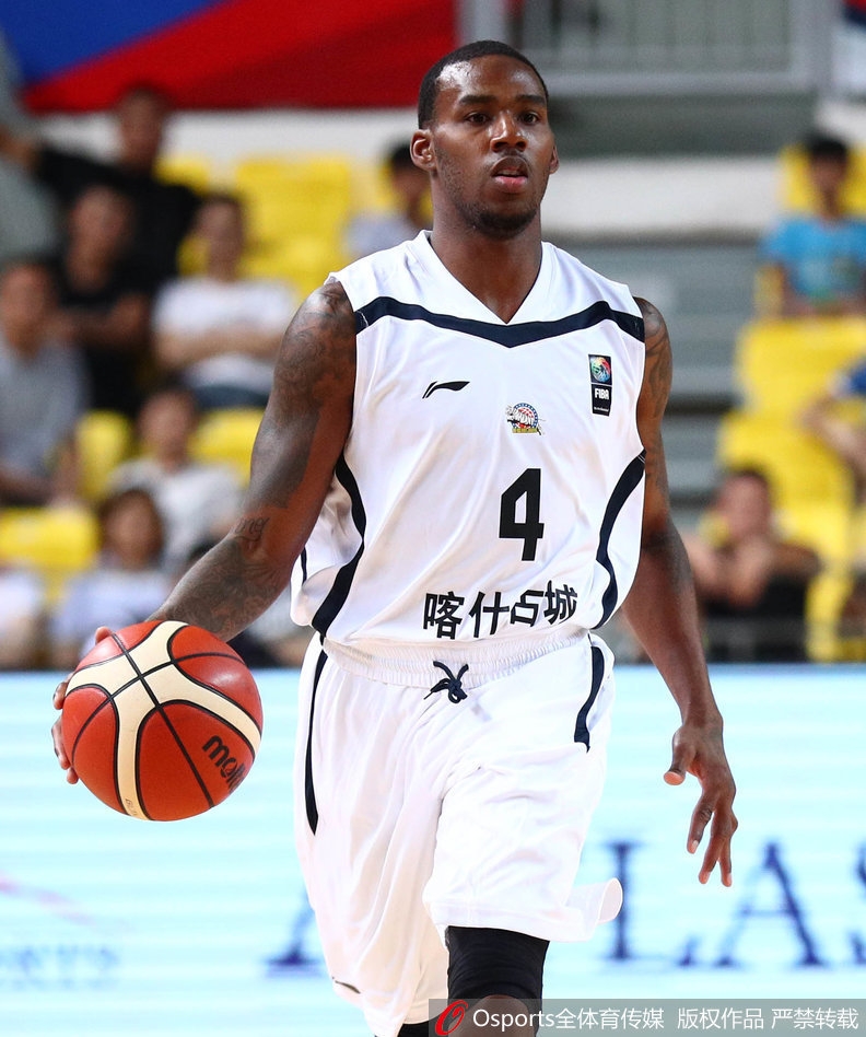 新疆小将阿不都沙拉木面对比自己高大许多的布拉,毫无惧色地起跳封盖,展现了年轻球员的拼劲和勇气。