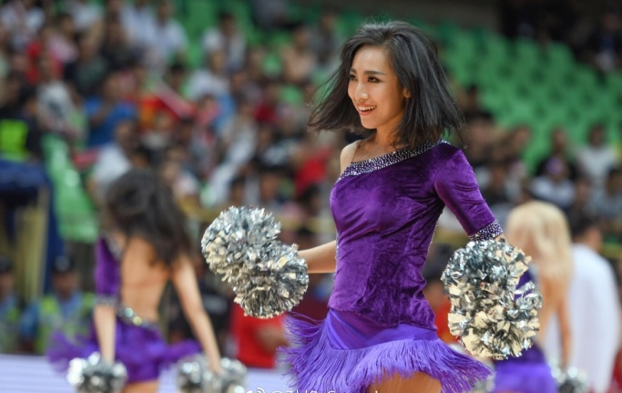 篮球宝贝回眸一笑,神韵气质神似歌手吉克隽逸