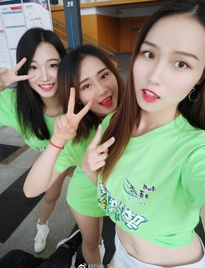 篮球宝贝手持花球,动感舞姿点燃全场热情