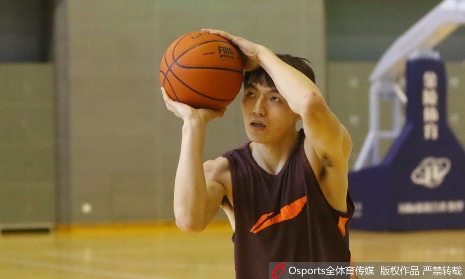 深圳队的孟铎正处在一次快速的出手当中,由于体能消耗巨大,他的身体微微前倾,但手腕的压腕动作依然柔和而坚决,仿佛要将最后一丝力气都凝聚在指尖拨出。