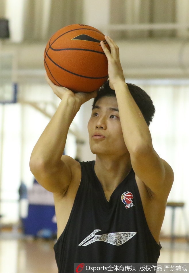 北京队王骁辉的出手显得有些仓促,身体还没完全跳起,球已经快要出手,这是体能极点到来时常见的动作变形,他的表情也因此显得有些凝重。