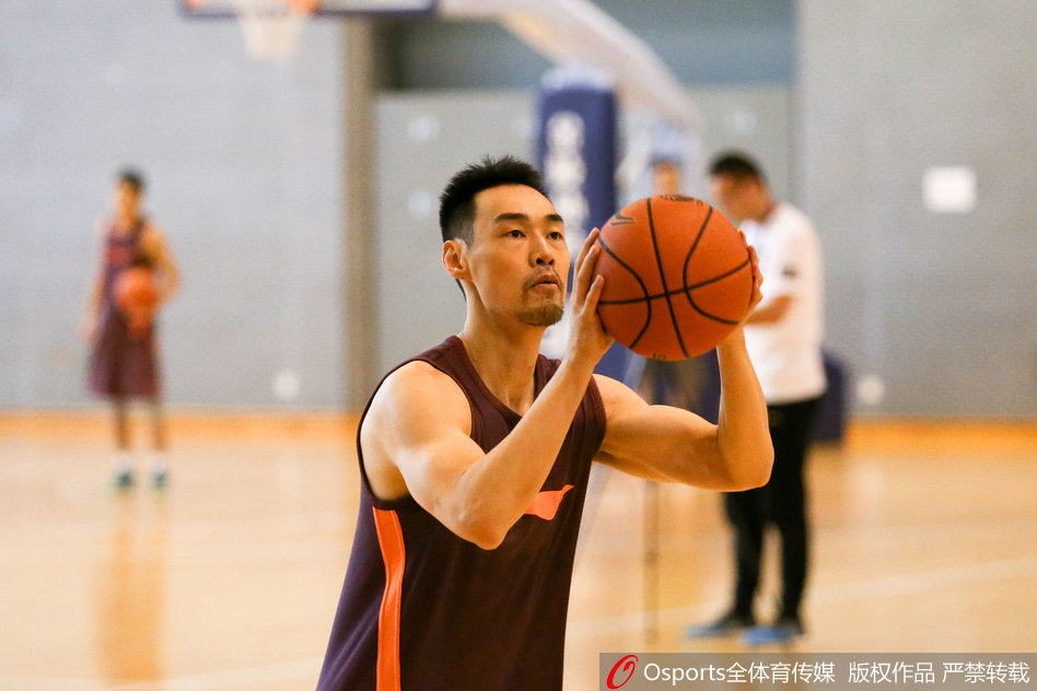 浙江队的吴前在投篮出手瞬间,身体在空中有轻微的扭动,这是为了在高速跑动后寻找平衡的下意识反应,但他的视线始终死死锁定篮筐,展现出射手强大的专注力。