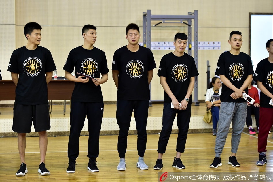 斯科拉为热情的球迷签名,他低着头专注地在篮球和球衣上留下自己的名字,浓密的胡须和专注的神情透露出他对球迷支持的珍惜与感激。