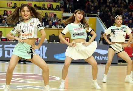 这位神似林志玲的宝贝扎着利落的马尾,身穿亮黄色啦啦队服,在球场边双手比出可爱的耶的手势,青春气息扑面而来