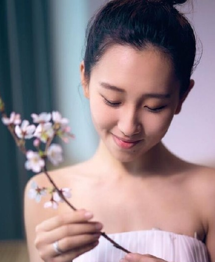 身着性感黑色啦啦队服的她在赛场上尽情舞动,裙摆飞扬间,展现出的是属于篮球宝贝独有的健康美与活力四射