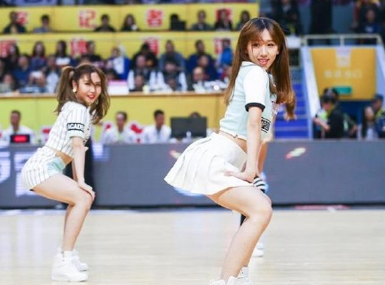 篮球宝贝在赛场中央微笑致意,那神似林志玲的甜美面容和亲切眼神,仿佛一缕春风拂过整个球馆