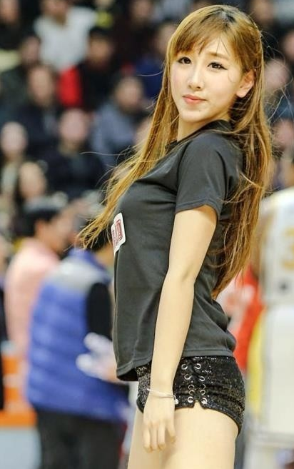 同样是暖色调的便装打扮,她手拿饮料对镜头露出浅浅的梨涡笑,神态气质像极了林志玲,让人不得不感叹造物的神奇