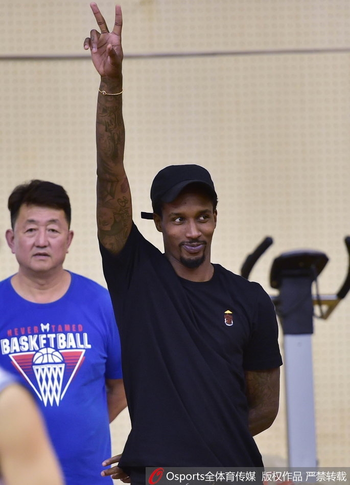 活动尾声,山西男篮全队与太原五中师生代表合影留念,斯科拉站在后排中央,一手拿着互赠的礼物,标志性的笑容定格在这一温暖的公益瞬间。