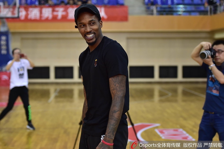 虽然已是37岁的老将,但斯科拉在示范防守滑步时依然迅捷扎实,他与小球员击掌鼓劲,手上厚厚的绷带诉说着这位职业球员日复一日的刻苦训练。