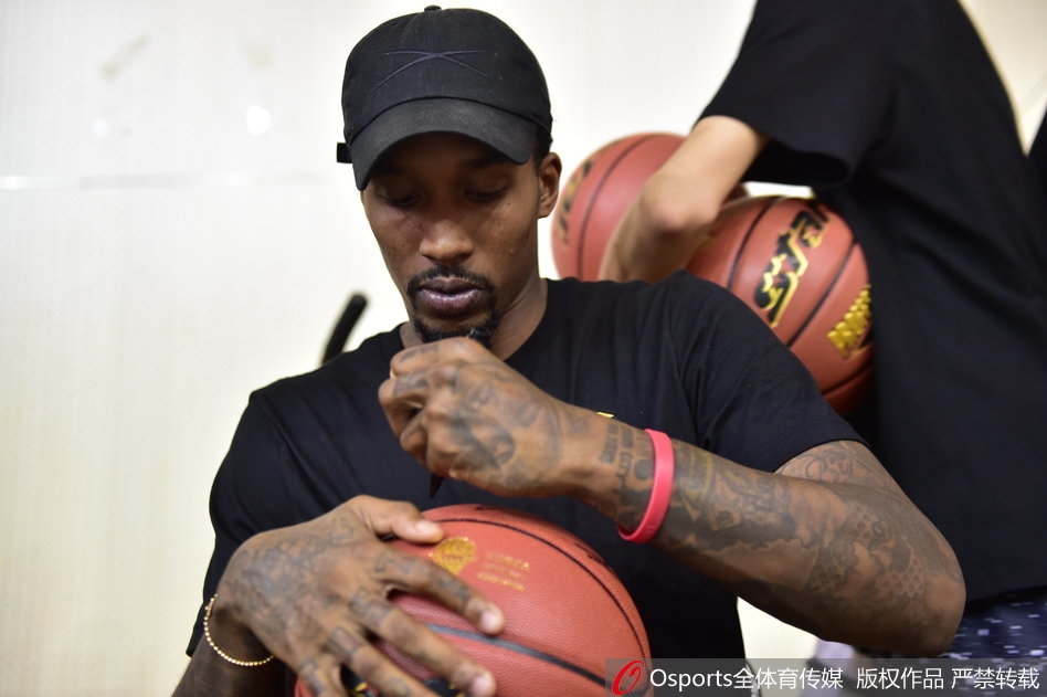 斯科拉在互动环节亲自上阵指导五中篮球队的小队员,他弯下腰耐心地比划着篮下进攻的跑位路线,眼神专注而温和,身旁的年轻球员们听得聚精会神。