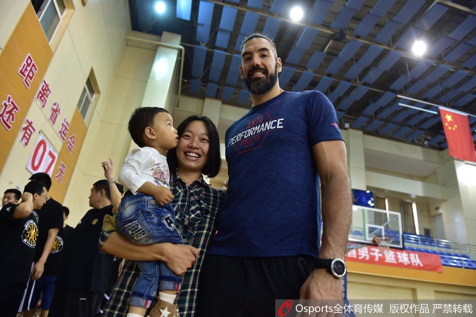 留着标志性飘逸长发的斯科拉现身太原五中体育馆,他一出现瞬间点燃全场热情,学生们挥舞着手中的欢迎牌,眼神中满是见到偶像的欣喜与激动。