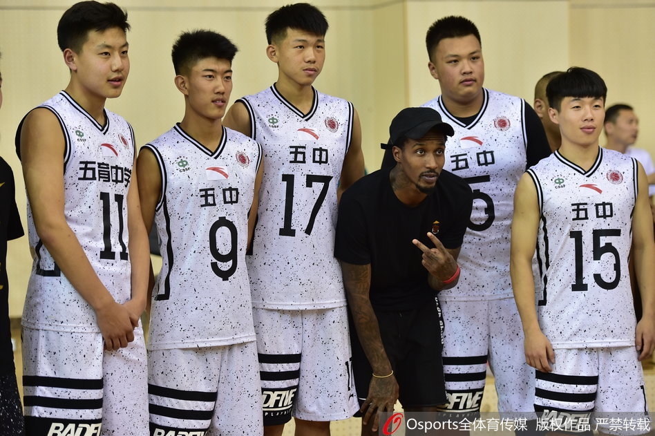 比赛暂停间隙,斯科拉被一群小球员团团围住索要签名,他半蹲着身子尽量与孩子们平视,认真地在本子上签下名字,这一幕让人倍感温馨。