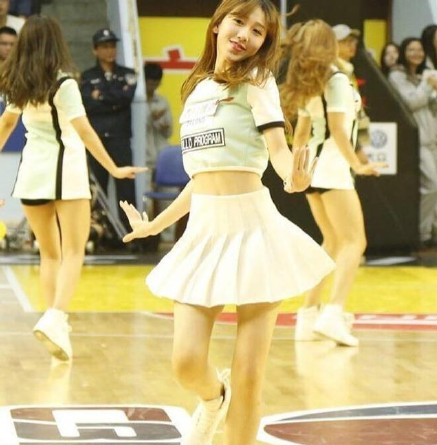 这张侧身照完美勾勒出她窈窕的身姿,回眸一笑的瞬间,既有着篮球宝贝的动感,又带着几分神似林志玲的温婉柔美