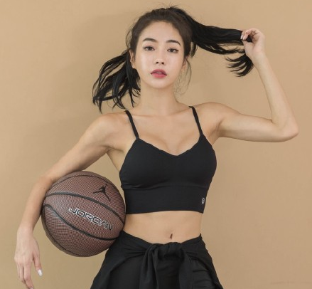 在夕阳余晖的映照下,一位身材高挑的篮球美女扎着利落的马尾,指尖轻盈地旋转着篮球,眼神中透露出专注与自信,健康的小麦色肌肤闪耀着运动后的光泽。