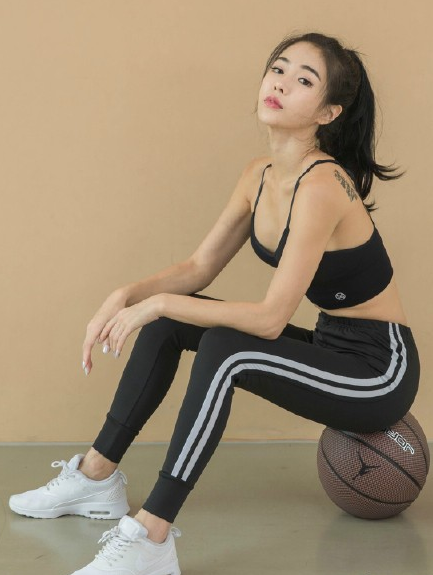 训练场边的她,轻轻撩起被汗水打湿的秀发,露出光洁的额头和甜美的笑容。湿透的运动服紧贴在她玲珑有致的身材上,展现出运动后特有的红润与活力。