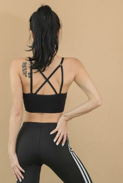 赛后场边,她身披毛巾,面带微笑地看向镜头。汗水沿着脸颊滑落,眼神里既有胜利后的喜悦,也有对下一个目标的坚定。湿透的短发显得格外精神,整个人散发出自信又迷人的光芒。