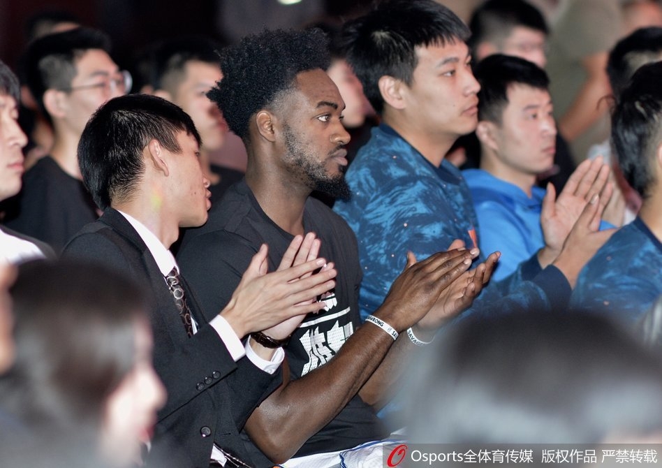 黄荣奇、侯天一等小将站成一排，稚嫩的脸庞上写满了对未来的憧憬，他们虽然还不太习惯闪光灯的聚焦，但胸前的队徽已经提醒着他们职业球员的身份。