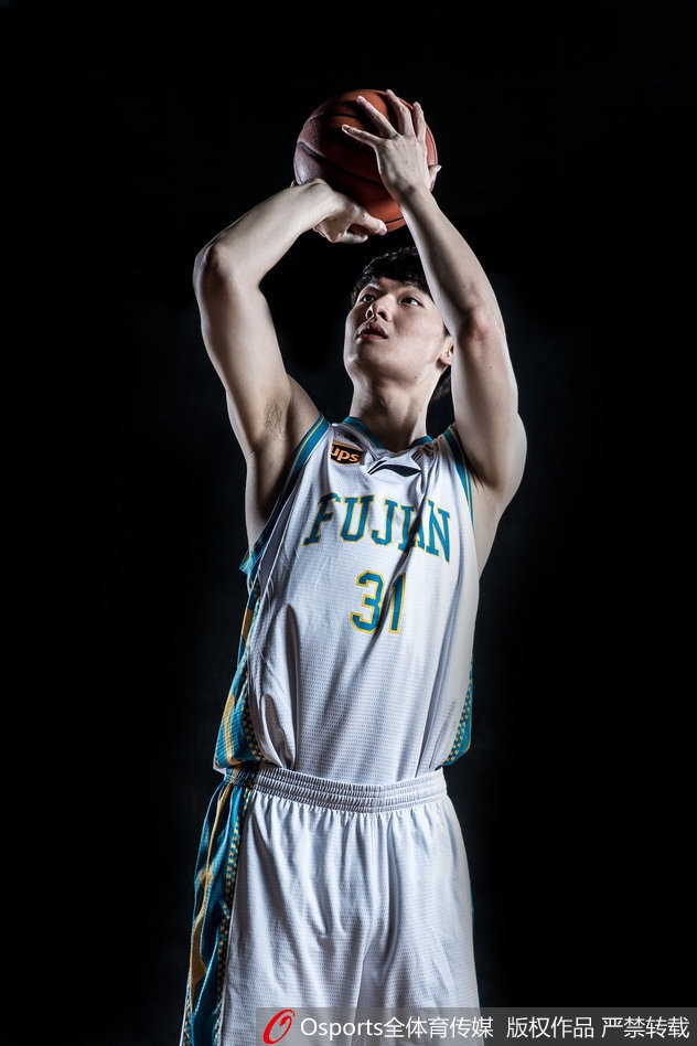 何重达在礁石上完成一次暴扣，背景是波涛汹涌的大海，飞溅的浪花与他虬结的肌肉相得益彰，彰显着新援融入集体的滚烫斗志。