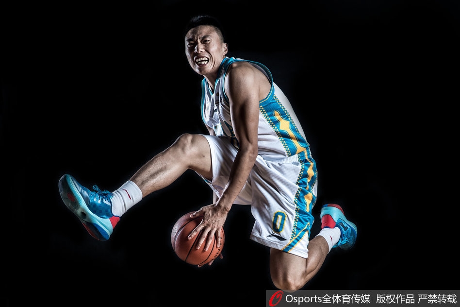 在这幅光影交错的作品中，王哲林如定海神针般矗立，肌肉线条在逆光中勾勒出钢铁般的轮廓，仿佛在宣告内线禁区的绝对主权。