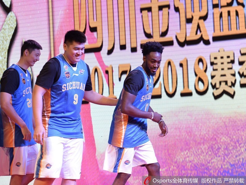 孟达和陈晓东肩并肩站在背景板前，两人同时竖起大拇指，西装革履的他们少了几分赛场上的硝烟味，却多了几分成熟领袖的稳重。