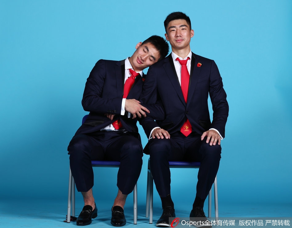 深圳烈豹球员顾全身着休闲西装，眼神深邃如豹，在光影交错中尽显男模般的绅士风度与硬朗轮廓