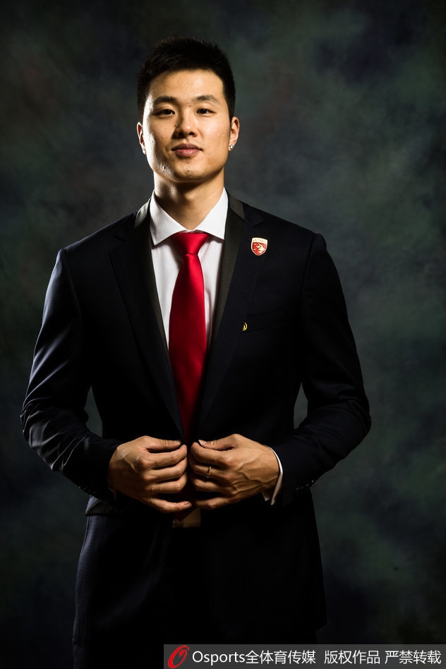 孟铎身着皮衣搭配牛仔裤，在街头场景中摆出酷飒造型，硬汉气质与时尚元素完美融合，宛如动作电影海报