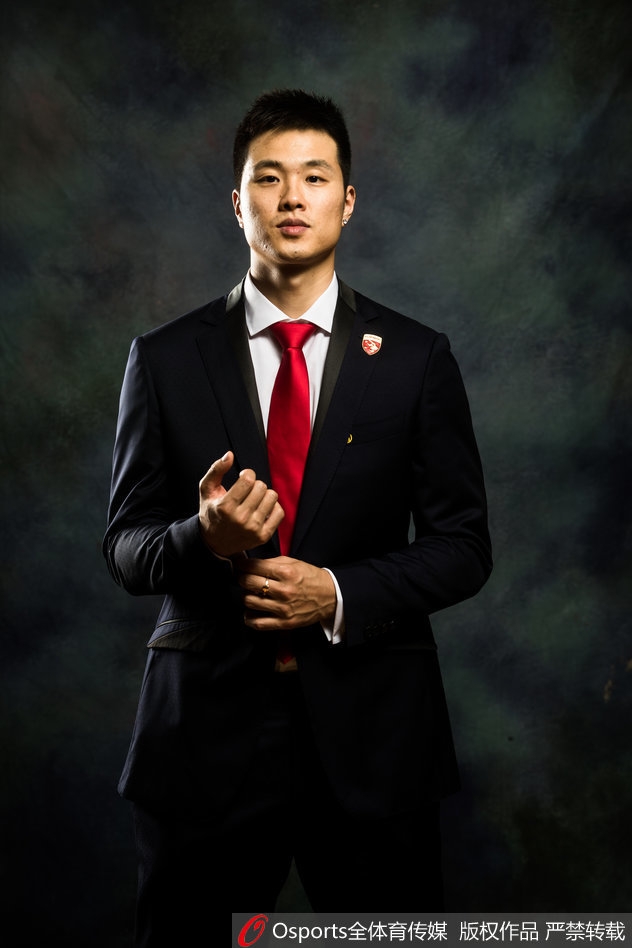 小将白昊天在训练馆挥汗如雨间隙被抓拍，汗水浸湿的头发下眼神坚定，青春荷尔蒙爆棚展现新生代力量