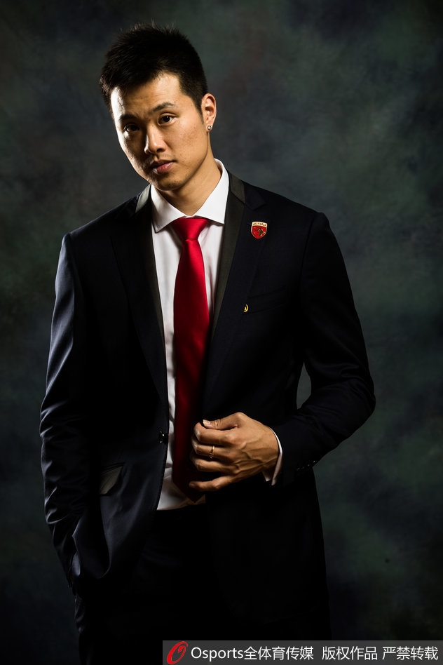 深圳男篮全员集结拍摄大合照，球员们西装革履整齐划一，在落日余晖下展现出团队的力量感与时尚风采