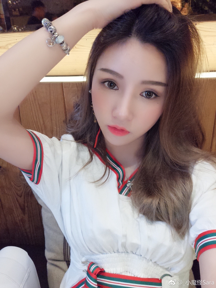 她将芭比的精致与篮球运动的活力完美融合,展现出一种全新的、更具亲和力的美