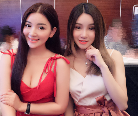 篮球宝贝拥有一双明亮有神的大眼睛,高挺的鼻梁和甜美的微笑弧度,确实神似橱窗里的芭比娃娃