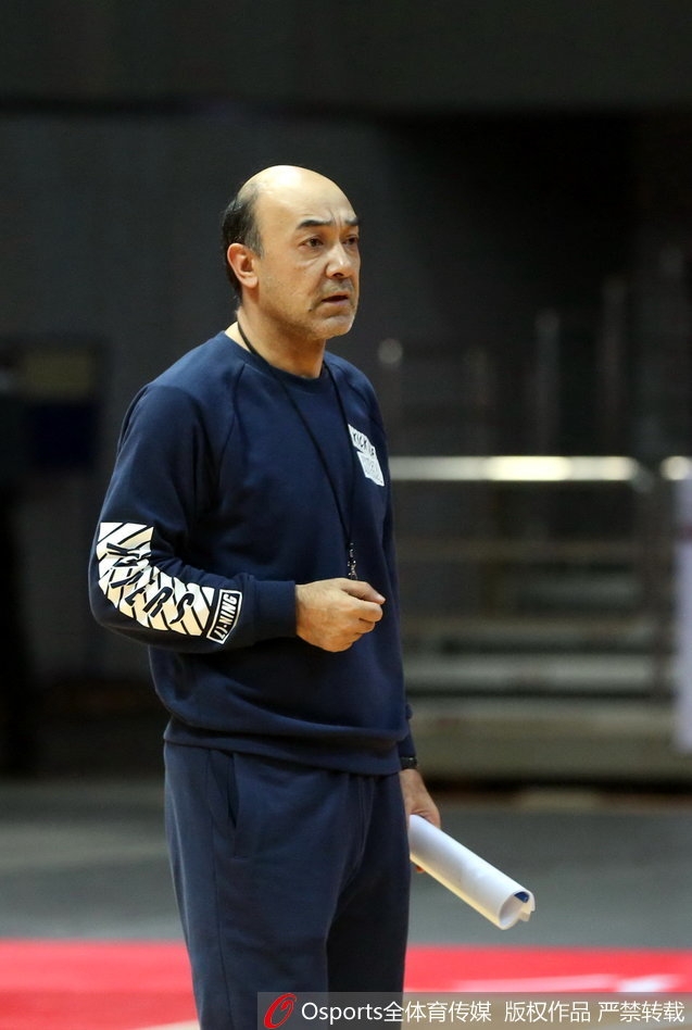 在一堂战术板推演课上，王治郅手持战术笔，在密密麻麻的标记上划出进攻路线，围绕在他身边的许钟豪等内线球员伸长脖子，听得聚精会神。