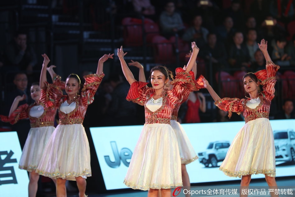 天山脚下，雪花纷飞，几位身着比基尼的新疆姑娘手持滑雪板，不畏严寒，在雪地上绽放出灿烂的笑容，展现着活力与健康之美。