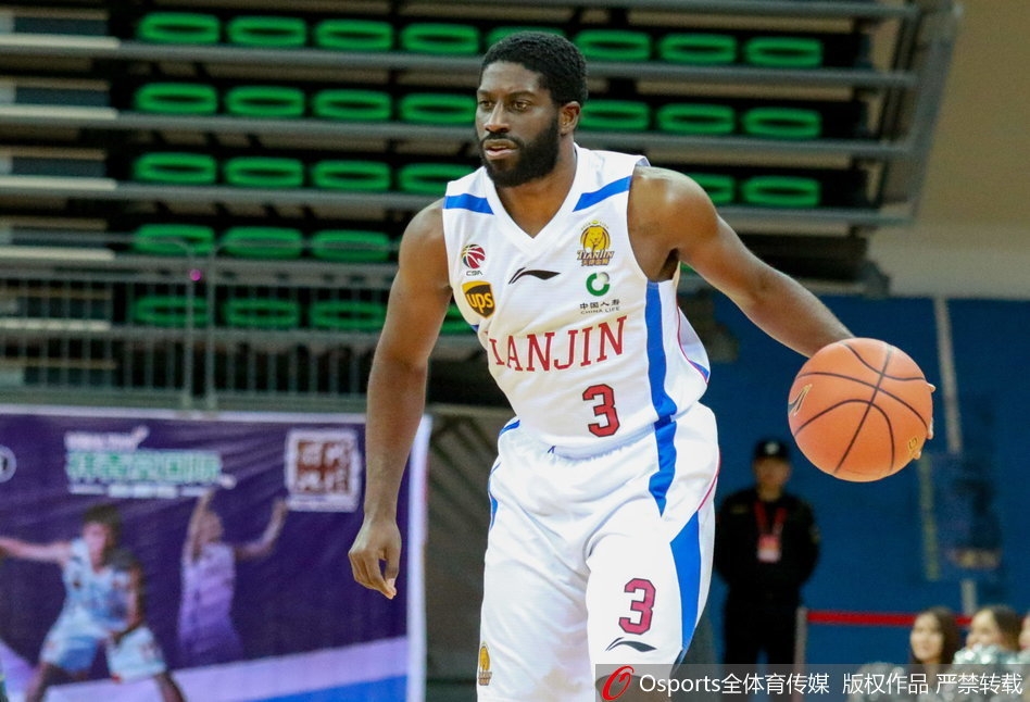 青岛队球员高尚面对旧主显得有些挣扎，他在比赛中积极卡位，试图通过防守和篮板来找回比赛感觉。