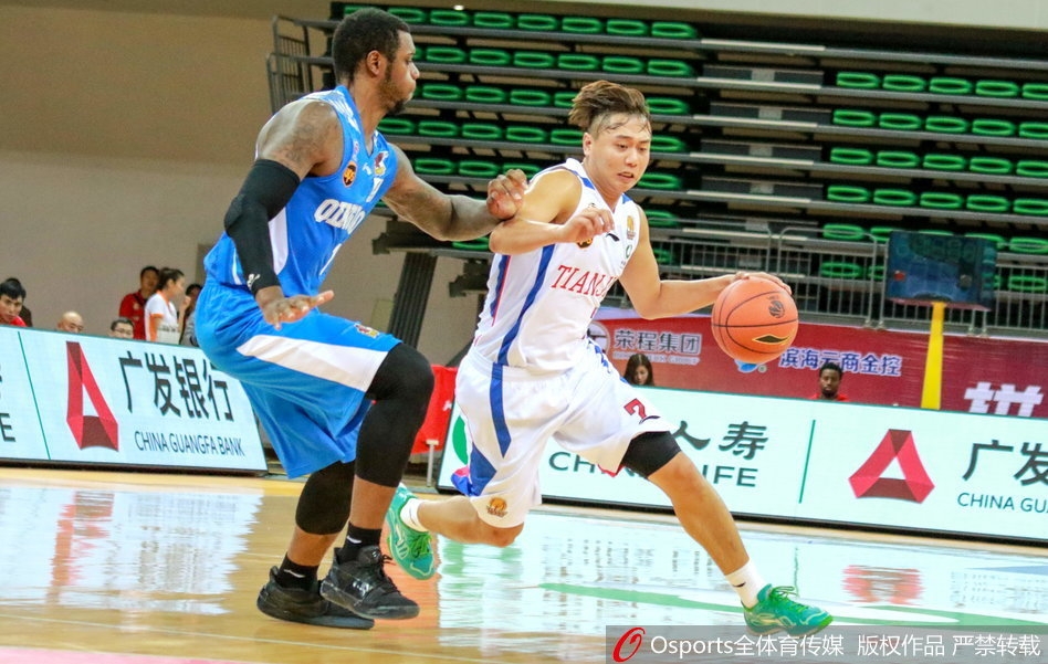 青岛队外援琼斯迎着防守人干拔三分，皮球在空中划出一道彩虹弧线，应声入网，这是他全场48分的缩影。