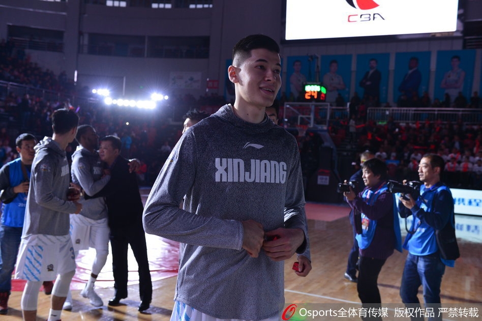 外援亚当斯在颁发仪式后独自展示自己的总决赛MVP手模，他眼神专注而深情，这座象征着个人最高荣誉的奖杯，是对他整个系列赛神勇表现的最佳注脚。