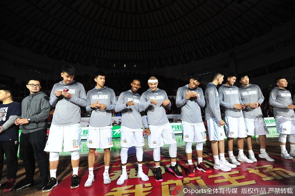 乌鲁木齐红山体育馆灯光璀璨，新疆男篮全员身着冠军T恤，在主场球迷山呼海啸般的欢呼声中，共同举起刚刚领到手的CBA总冠军戒指，场馆上空洋溢着胜利的喜悦。