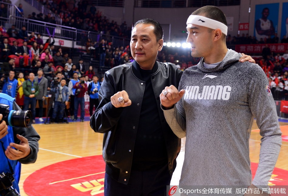 印有总冠军字样的巨大旗帜在红山体育馆穹顶缓缓升起，新疆队员们手挽手深情仰望，象征着这座城市与这支球队终于圆梦CBA之巅的历史性画面就此定格。