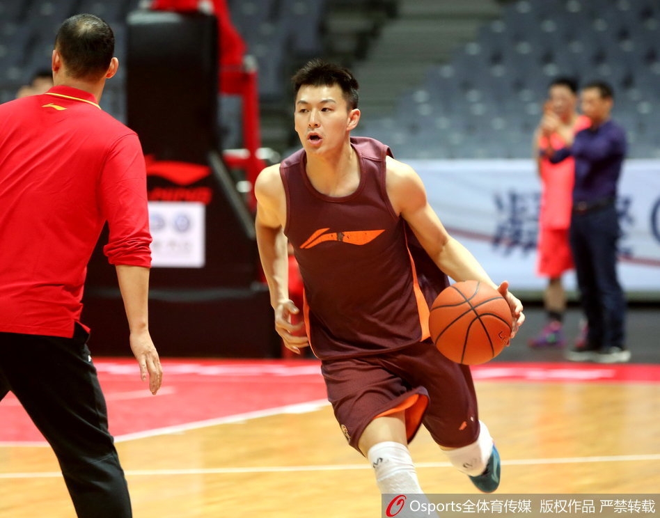 王治郅在训练场上亲自持球背打，他的姿态依旧标准，利用标志性的梦幻脚步晃开防守，仿佛让人看到了当年那个无所不能的追风少年。