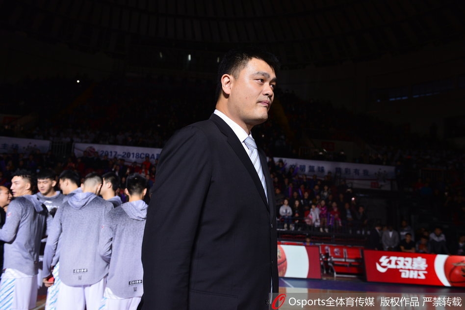 红山体育馆内座无虚席，身着白色T恤的新疆球迷们举起手中的围巾和充气棒，汇成一片白色的海洋，用最热情的呐喊为心中的英雄助威。