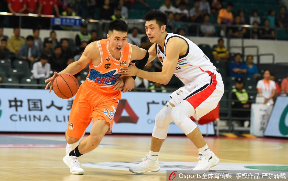 广州队外援福格在贴身防守下强行突破，他如猎豹般撕裂上海队的防线，此役他轰下34分闪耀全场。