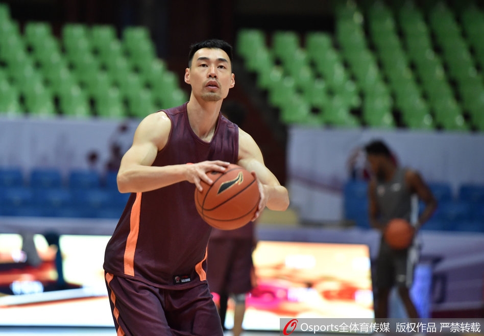 杨学增在对抗训练中亲自发球，眼神中满是对场上战术执行的严格要求