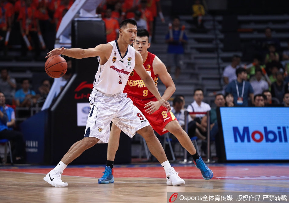 赵睿如一道黑色闪电般撕破深圳队的防线,他高高跃起,眼神坚定,以一记势大力沉的双手灌篮终结进攻,瞬间点燃了主场观众的澎湃热情。