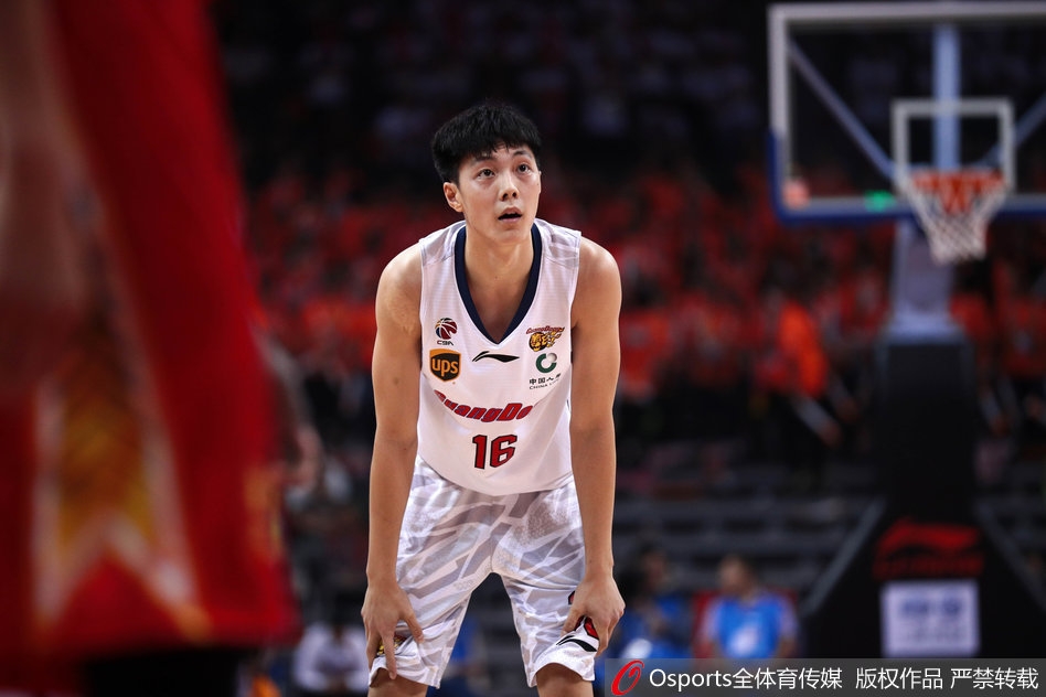 面对李慕豪的遮天长臂,易建联选择用他最擅长的中距离跳投作为回应,篮球在空中划出一道优雅的弧线,精准地穿过篮网,留下一声清脆的刷网声。