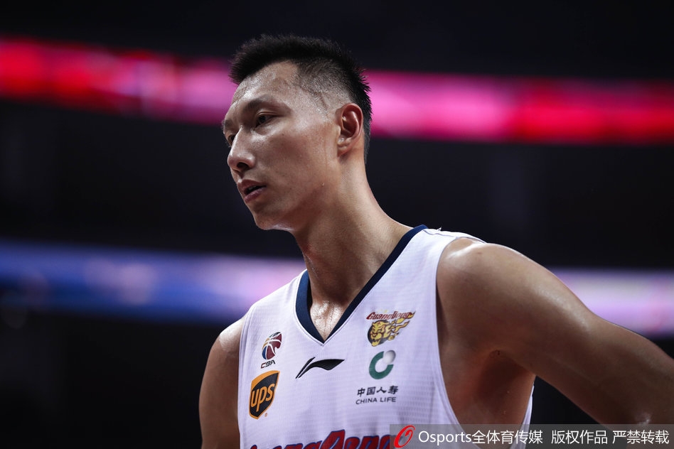 易建联在三人合围之下毫无惧色,他凭借超凡的核心力量高高跃起,用指尖轻轻一拨,将篮板球稳稳收入囊中,彰显出中国男篮领袖的绝对统治力。