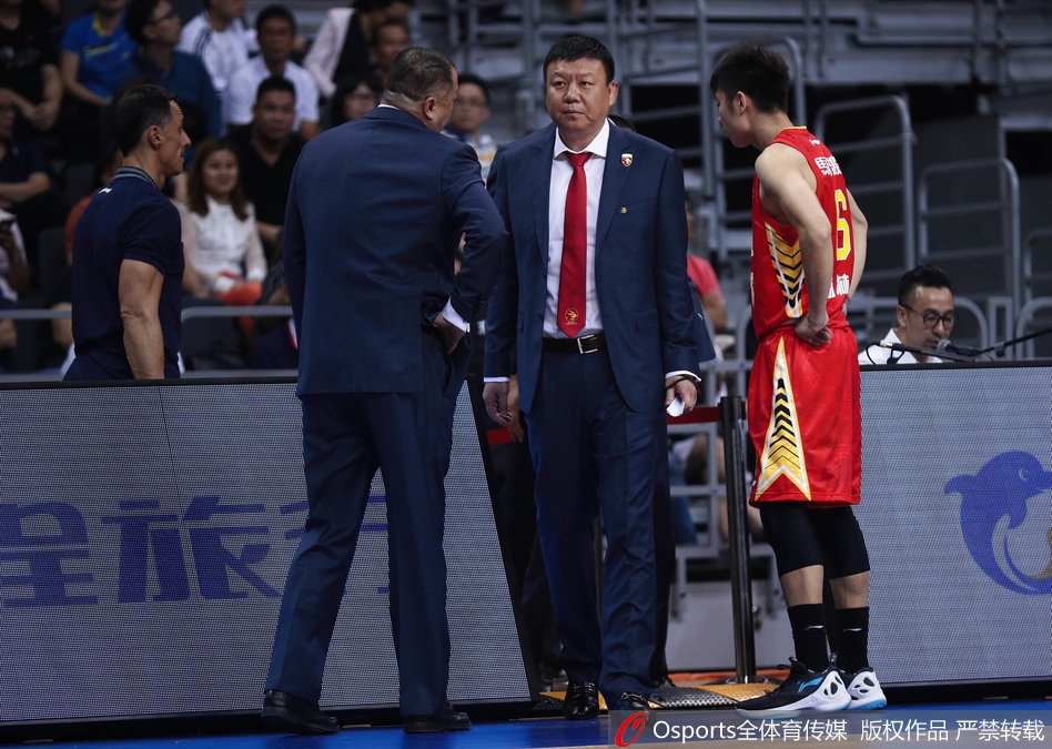 新外援尼克尔森手感滚烫,他在三分线外果断出手,球离手的瞬间,手指轻轻拨动,仿佛在弹奏一曲美妙的乐章,篮球应声入网,拉开了广东队进攻的序幕。