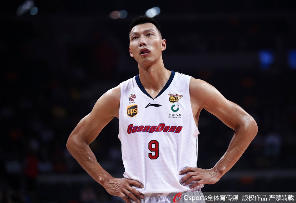 周鹏在防守端全神贯注,他张开双臂如同一道屏障,死死卡住进攻球员的前进路线,坚定的眼神中透露出八冠王球队与生俱来的铁血防守基因。