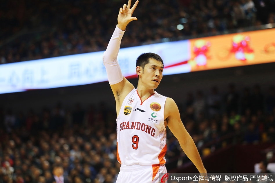 比赛最后2.9秒，丁彦雨航完成准绝杀后振臂高呼，眼神中充满杀气与坚定，这一刻他就是球场的主宰。