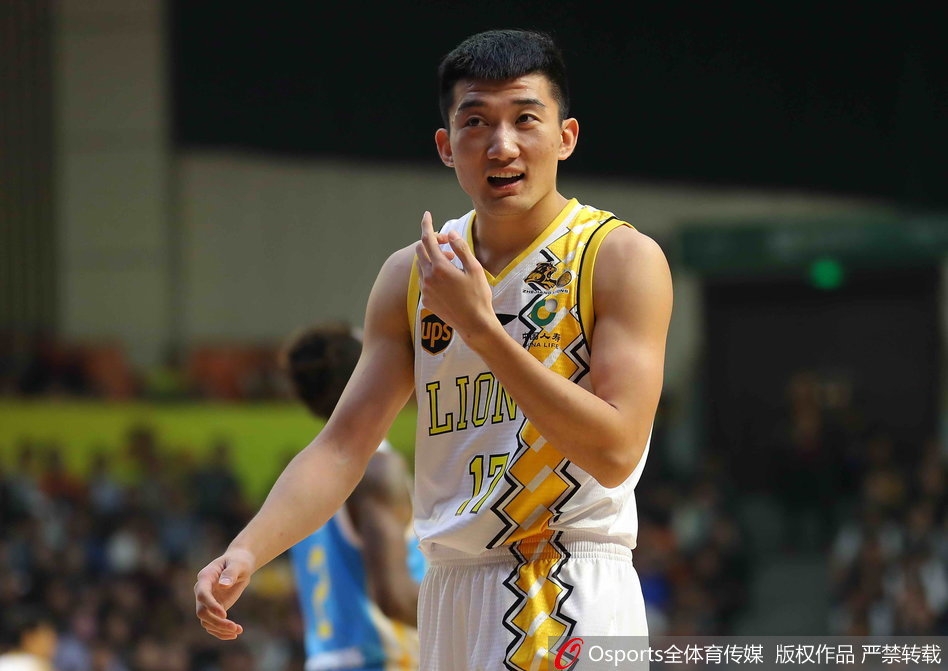 广厦外援福特森如闪电般撕破福建防线，在对方三人合围的缝隙中抛投出手，展现出他作为常规赛MVP候选人的超强个人能力。