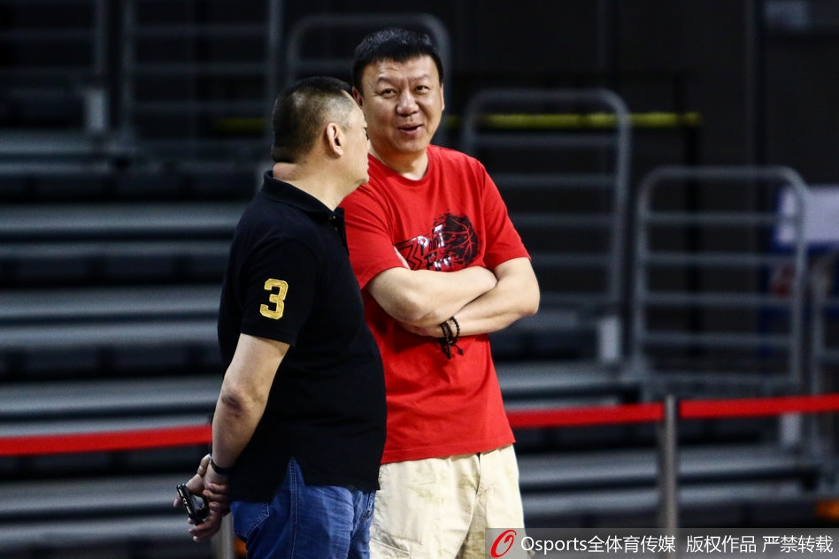 外援萨林杰在低位背身要球，尽管体重还未完全达标，但他用宽厚的背部卡住防守人，手上稳稳接住传球，准备用他标志性的小勾手完成进攻。